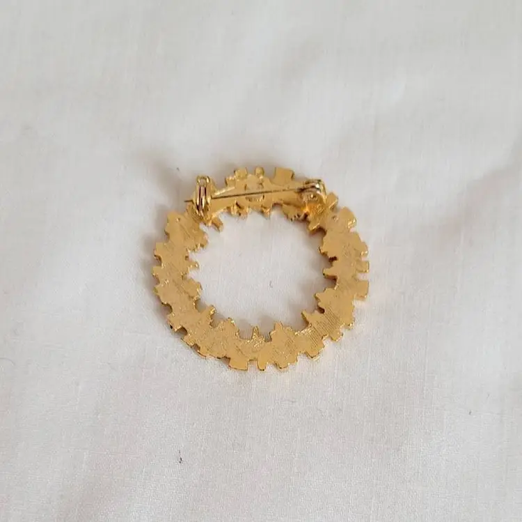 Vintage Gold‑Tone Wreath Brooch Unmarked