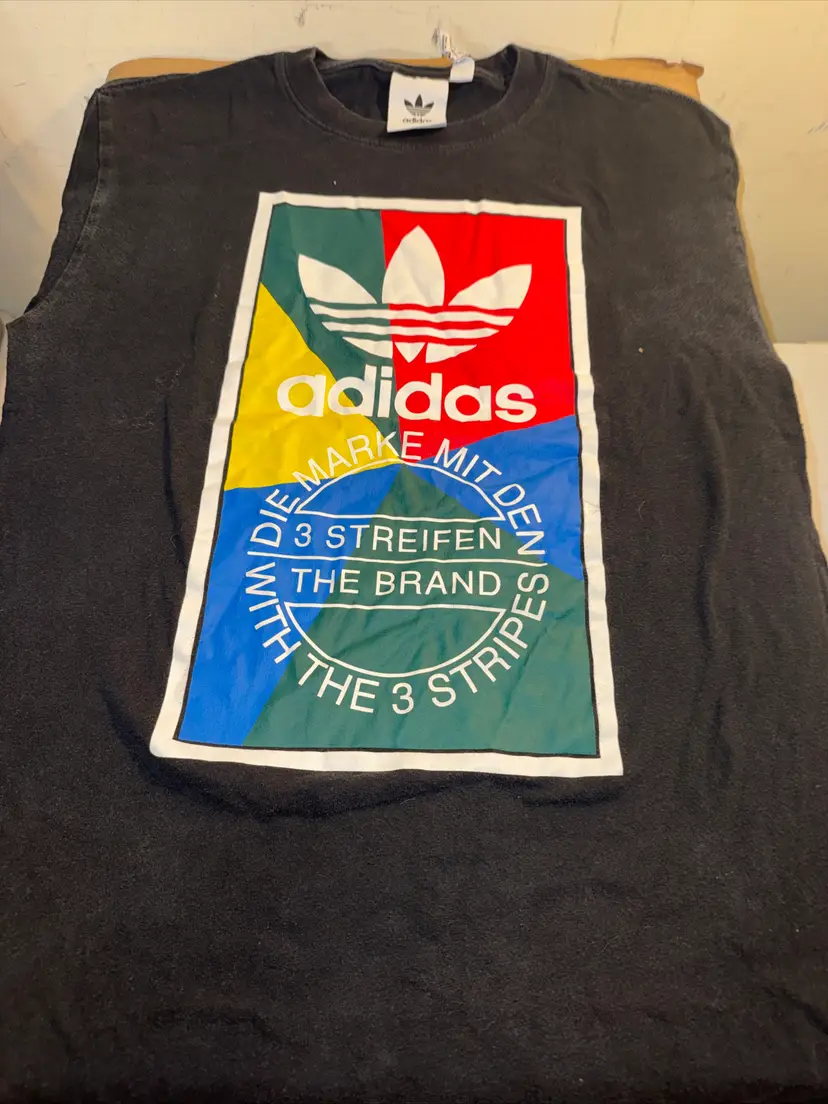 Adidas Men’s Large black die market mit den T-shirt used