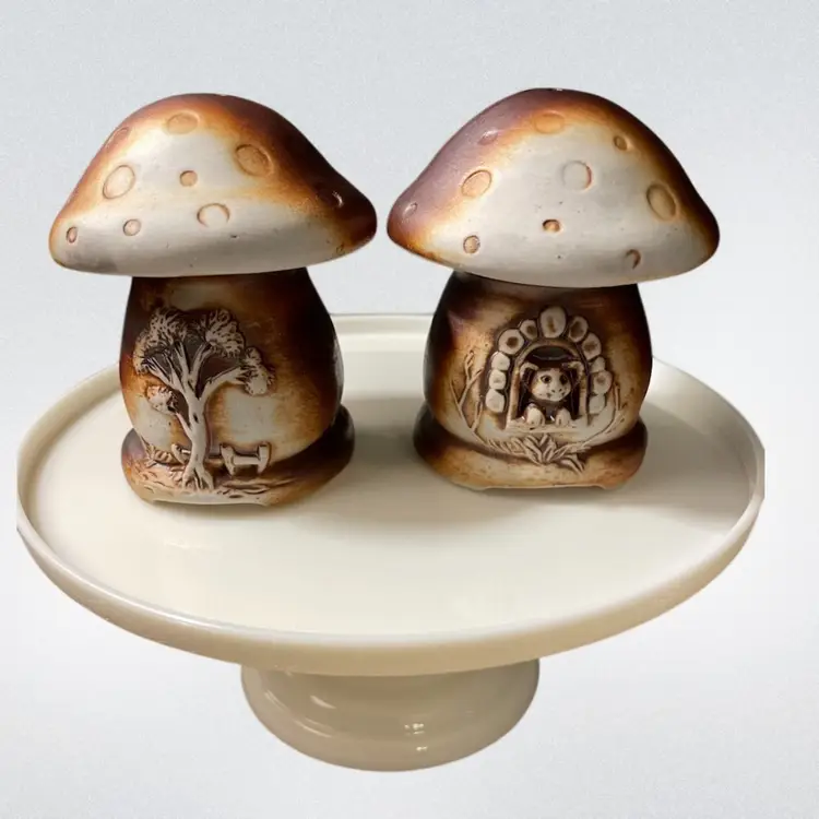 VTG Swagman Pottery Salt & Pepper Shakers Australian Made Very Unique!