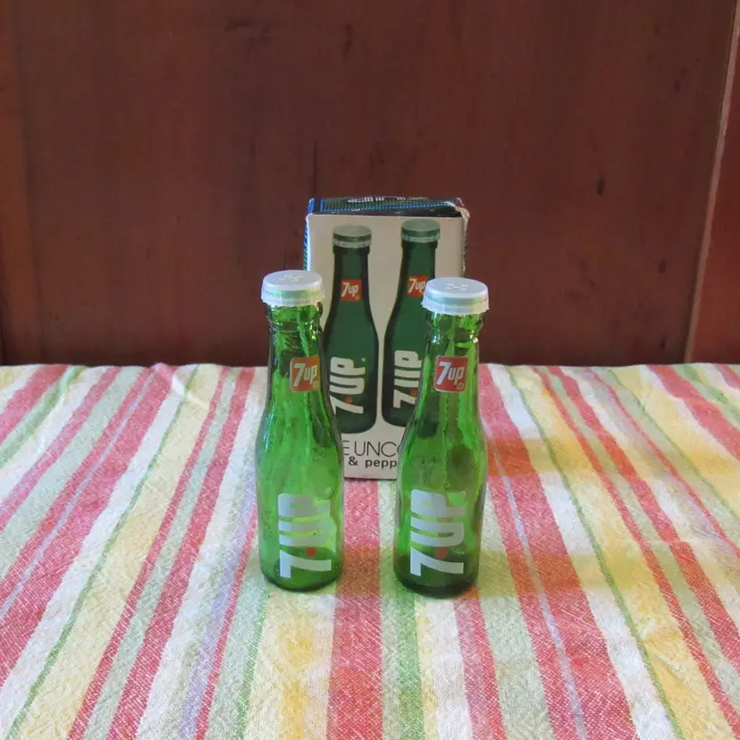 Vtg 7 Up Bottles Salt and Pepper Shakers with Box