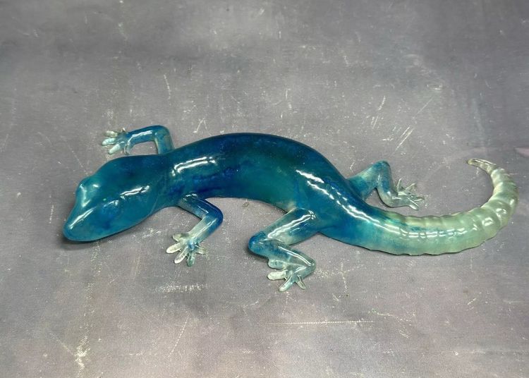 Lucite Acrylic Glowy Gecko Lizard Desert Southwest Design Wall Climber Glow