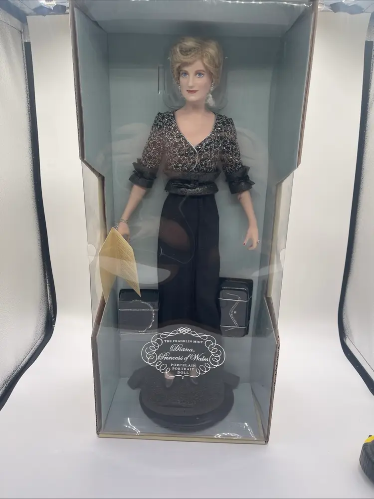 Princess Diana Porcelain Portrait Doll Franklin Mint 17" Black & Silver Gown