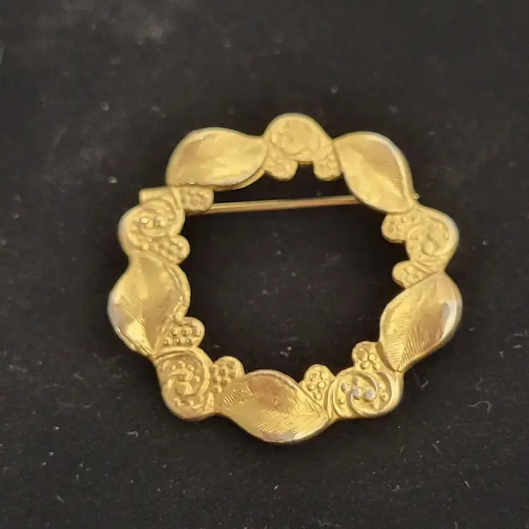 Wreath Brooch Pin Gold Tone Leaf Flowers