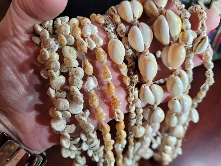 Costume MORE AND MORE SHELL necklaces.