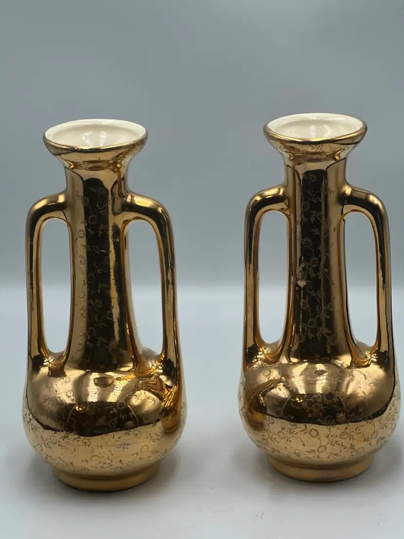 A21 Gold hand-decorated vases.