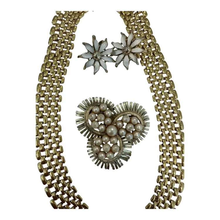 Lot of four, Trifari, Daisy earrings, NAPIER mesh necklace, pen, and earrings Jewelry