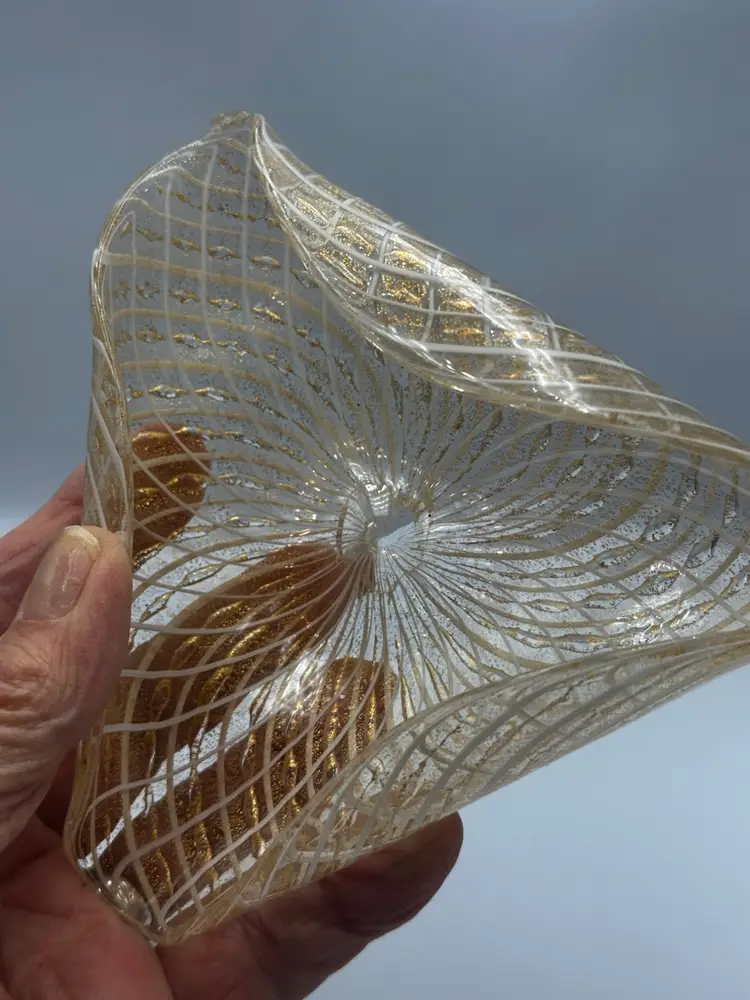 A07 A Murano-style art glass dish with gold and white thread inclusions.