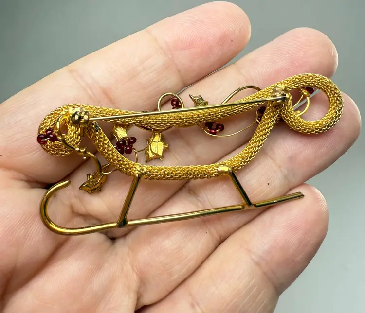Vintage Enamel & Seed Beads Mesh Wire Holly Vine Christmas Sleigh Pin Brooch Gold Tone