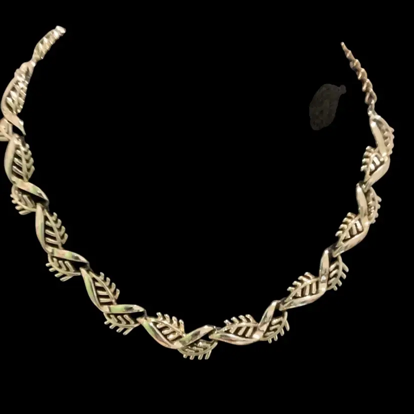 Vintage Goldtone Coro Choker. Beautiful Goldtone Leaf Link Details.