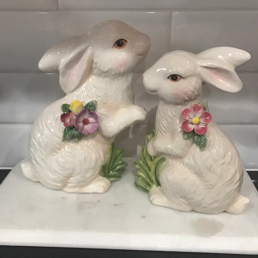 Set Of 2 Bunnies And Flowers Figurines