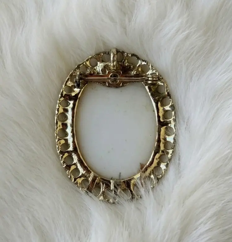 Vintage Red Rose Cameo Style Brooch Gold Tone Floral Pin