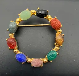 11 - Vintage Gold Tone Carved Stone Scarab Circle Brooch 1.5” Unmarked