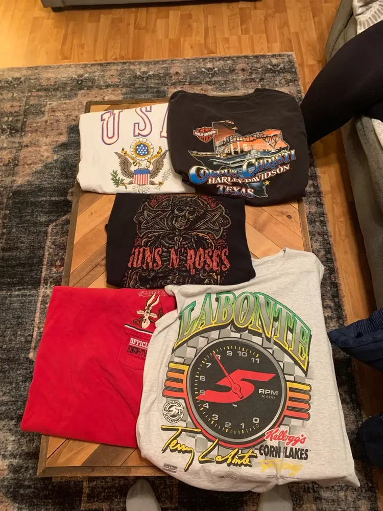 Saleing  20 peace bundle some personal vintage-y2k - modern 

Men clothing size L-XL 

Some graphic tees hats and couple hoodies and jackets 

There used some have miner stains pin holes or rips most of the stuff is in good condition 

And great for a reseller 

Price is negotiable 

Saleing as a bundle But I Can Part As Well As Long As No Low Balling Fair Offer Will Be Consider ask  information on any piece