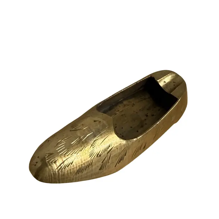 Vintage MCM Solid Brass Metal Miniature Hand Etched Ashtray Shoe India
1” T x 3-1/2” L x 1-1/8” W
