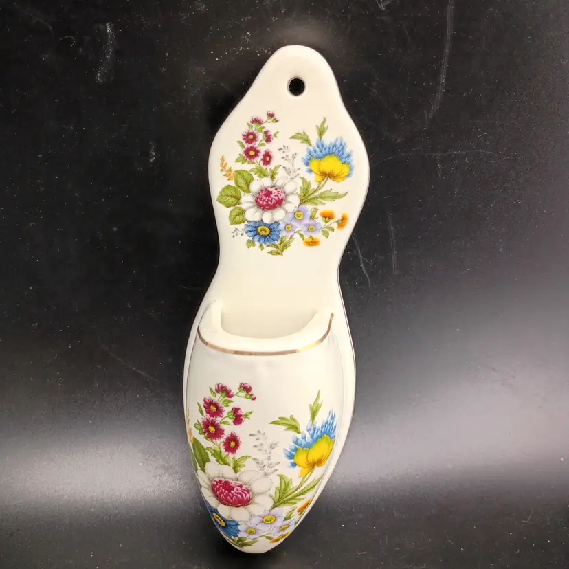 Ceramic wall pocket