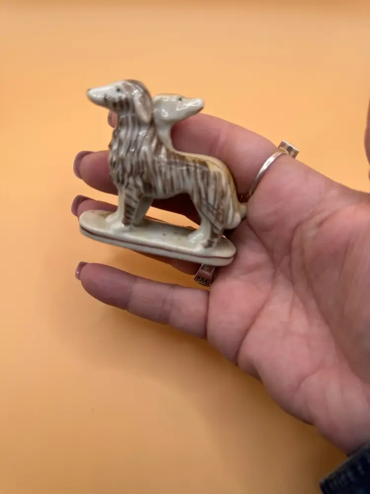 L08-Dogs Small Figurine