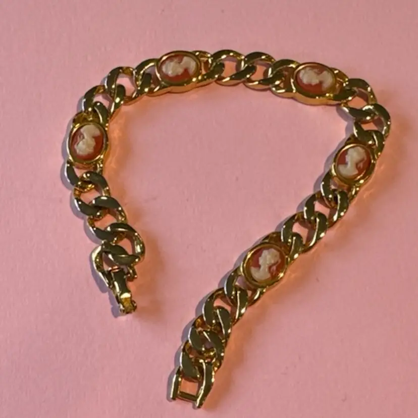 7” Cameo Link Bracelet