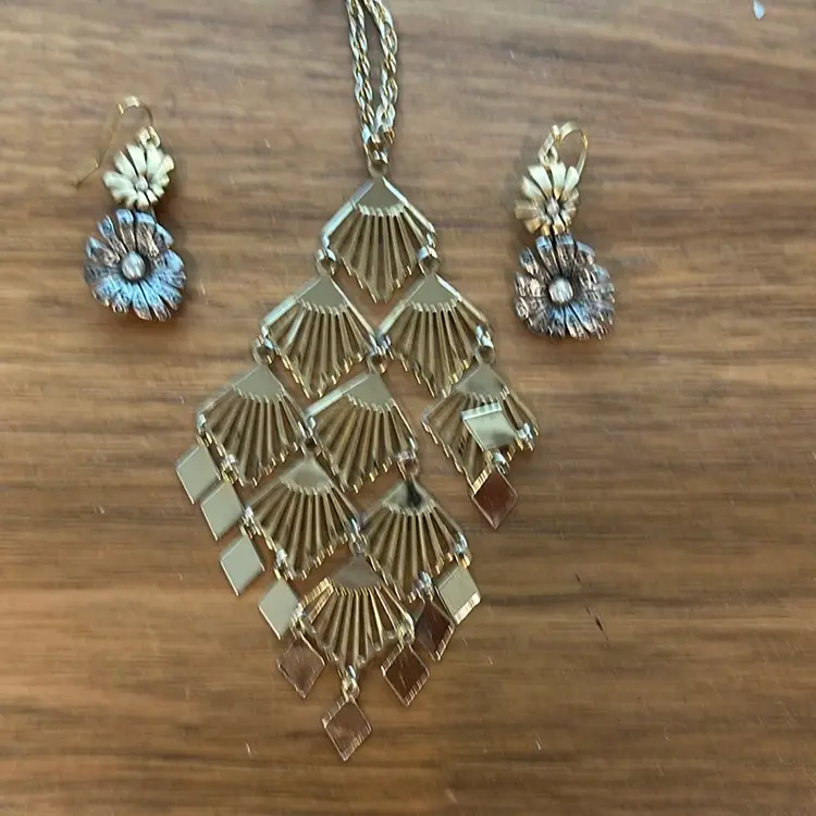 Lot Of 2 retro 4 Inch Pendant With And Love – Hope Flower Earrings