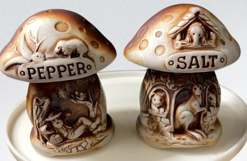 VTG Swagman Pottery Salt & Pepper Shakers Australian Made Very Unique!