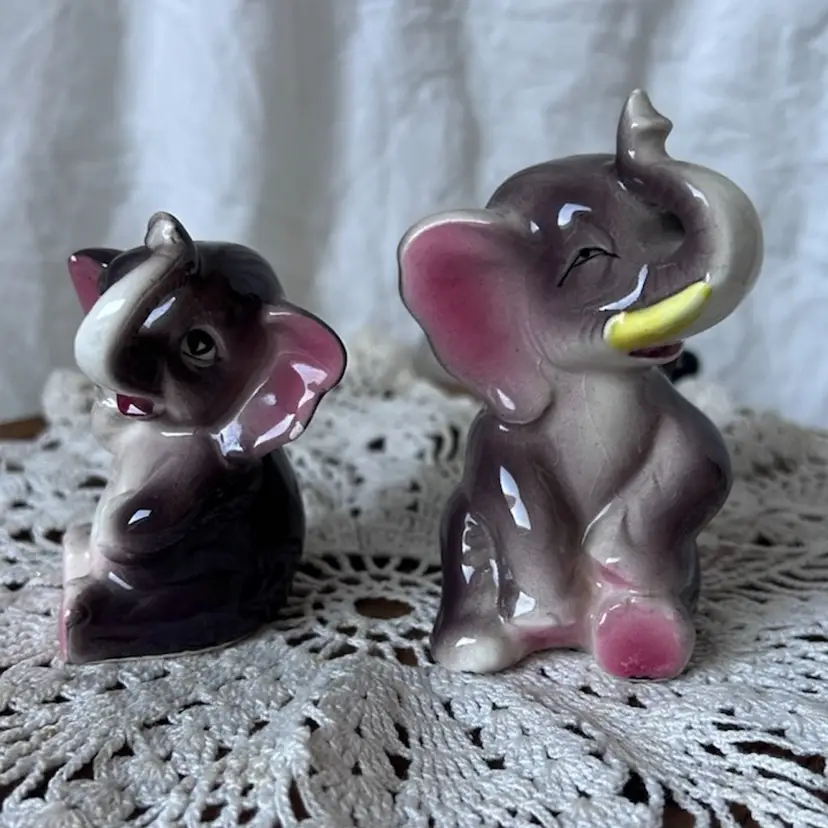VINTAGE NAPCO CERAMIC MAMA & BABY ELEPHANT SALT & PEPPER SHAKERS KITCH S785