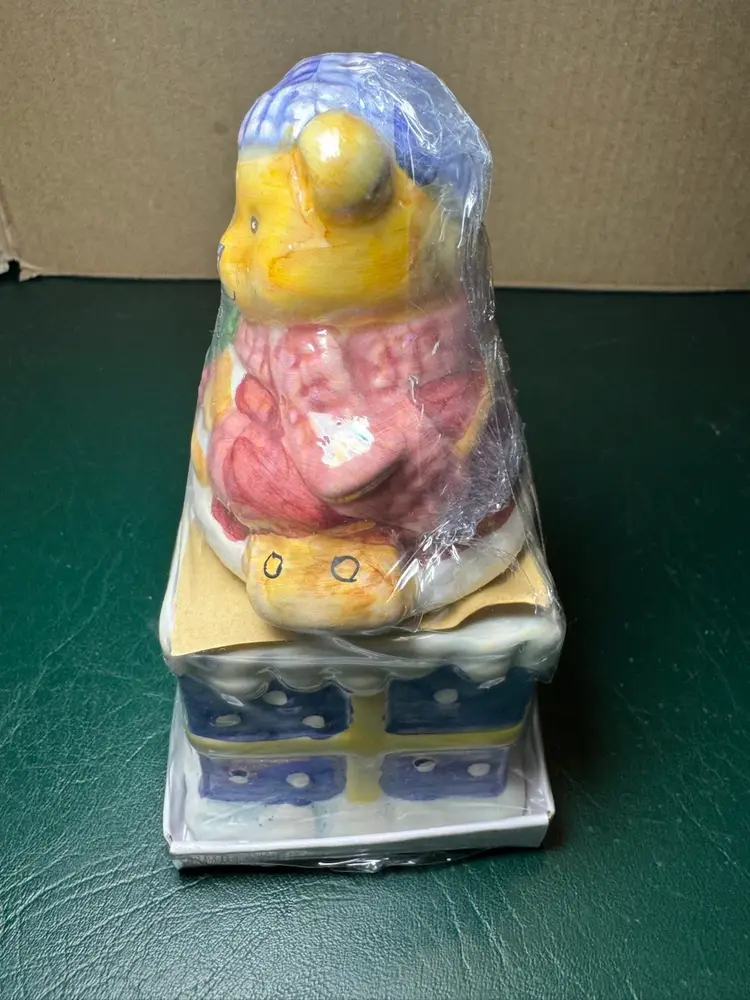 Vintage TeddyBear&Gift Nesting Salt and Pepper Shaker Set.  New in Pkg  2.5”