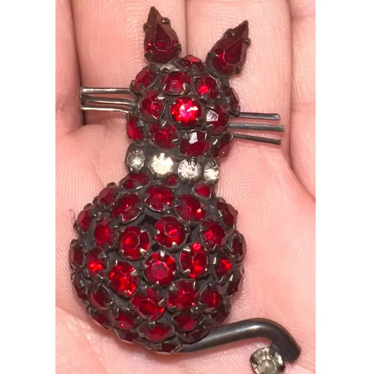 SIGNED WARNER Vintage Brooch Pin Kitty Cat Faux Red Garnet Glass Rhinestones