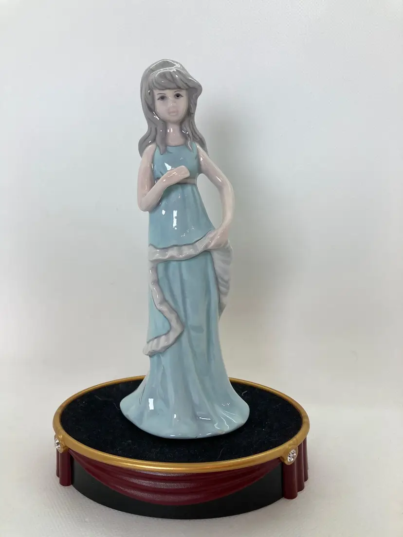 Porcelain girl figurine
Soni 87