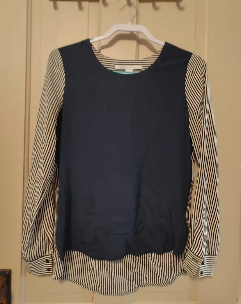 Top- Brand: Diane von Furstenburg. Size 4. Navy front,  white & black striped back. 100% silk. No callouts.