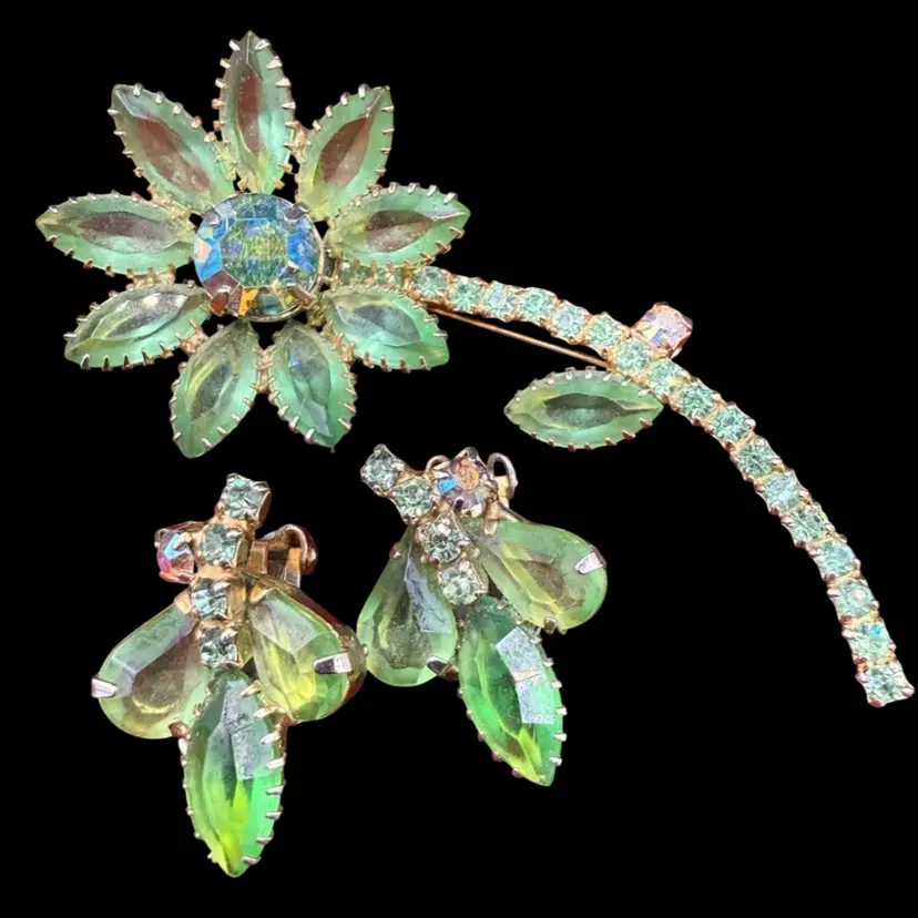 vintage green rhinestone jewelry set including a flower brooch With stem pin, and matching clip-on earring