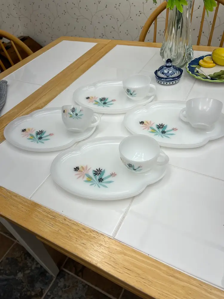 Set of 4 beautiful atomic set of snack plates and tea cups!!