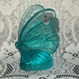 FENTON Art Glass Ice Blue Aqua BUTTERFLY Figurine Beautiful 4 1/2” TALL