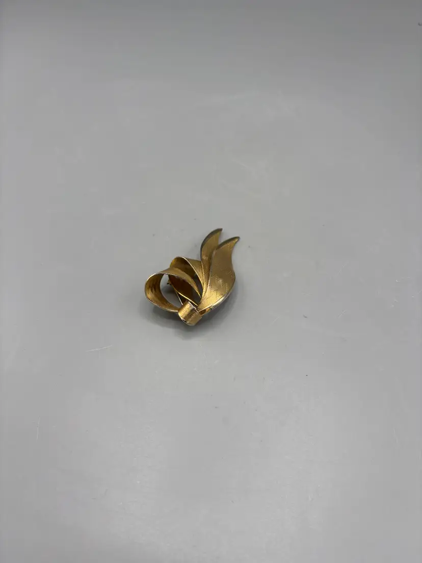 Vintage ribbon Elvon leaves brooch