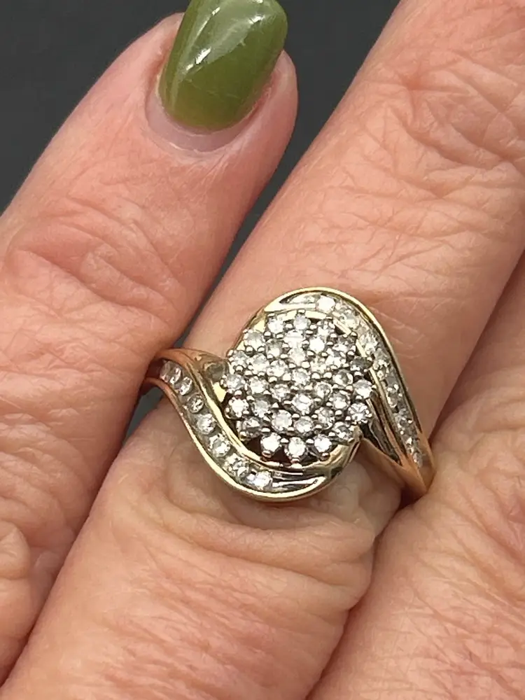 10K Yellow Gold Diamond Cluster Ring – Size 5½ Elegant Swirl Bypass Design
Inv. L5