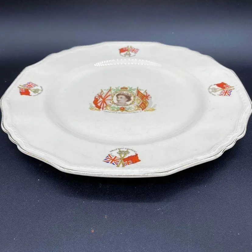 #2709 MCM Royal 1953 Alfred Meakin Coronation of Queen Elizabeth II plate 10 inches