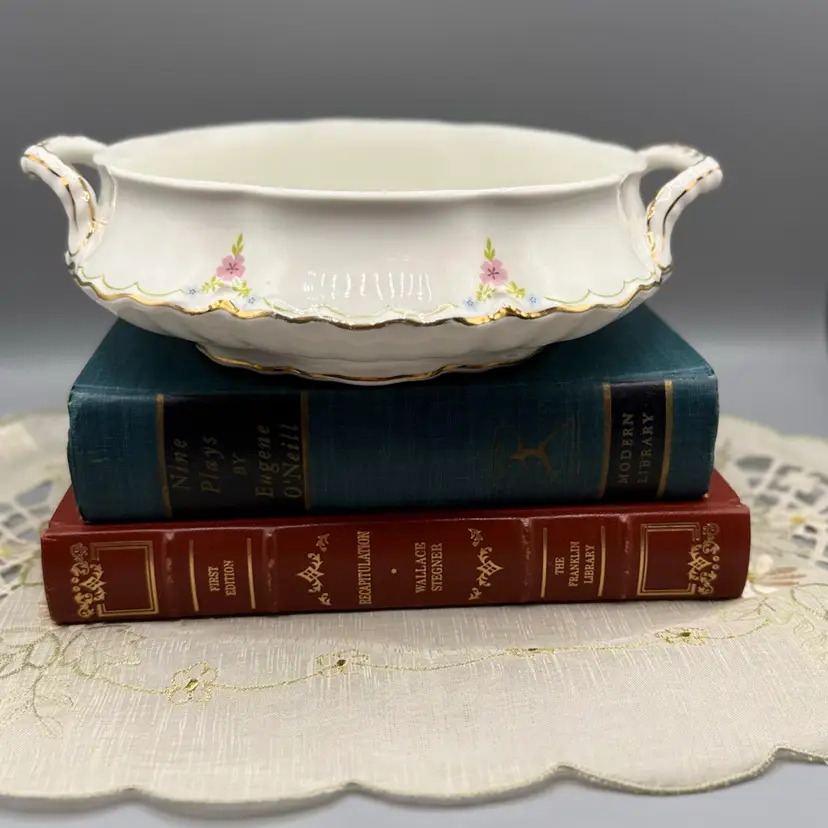 Vintage Pope-Gosser China "Florence" Scalloped Vegetable Bowl - Pink Rose Garland & Gold Trim 
2.5”x9.5”(handle to handle)