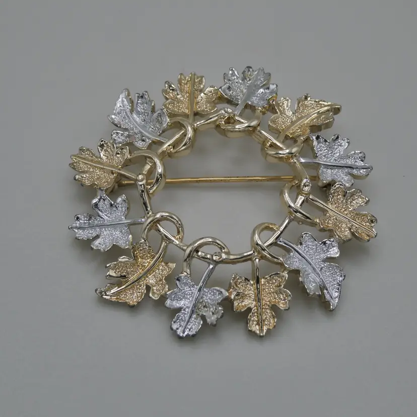 Vintage Sarah Coventry Textured Leaf Brooch Pin Silver Gold Toned Metal Open Circle Wreath 1.8"