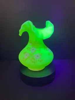 Fenton Daisies on Custard Vase