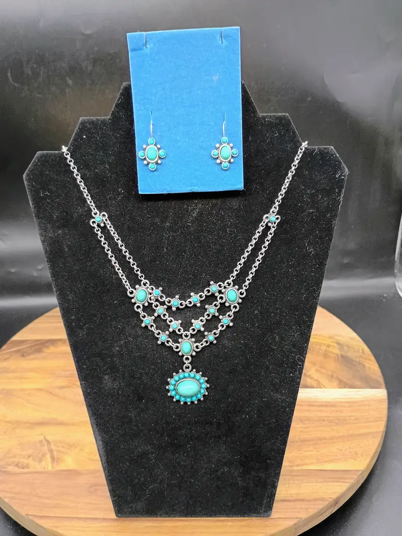 Avon Nina Ricci  Faux Turquoise Bib Style Necklace and Matching Pierced Earrings Jewelry Set