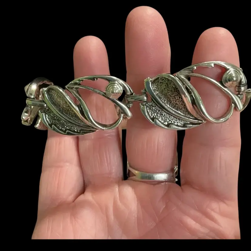 Vintage Silvertone Sarah Coventry Chunky Link Bracelet. With Leaf Design~ Known As Whispering Leaves Collection. Gorgeous Piece.