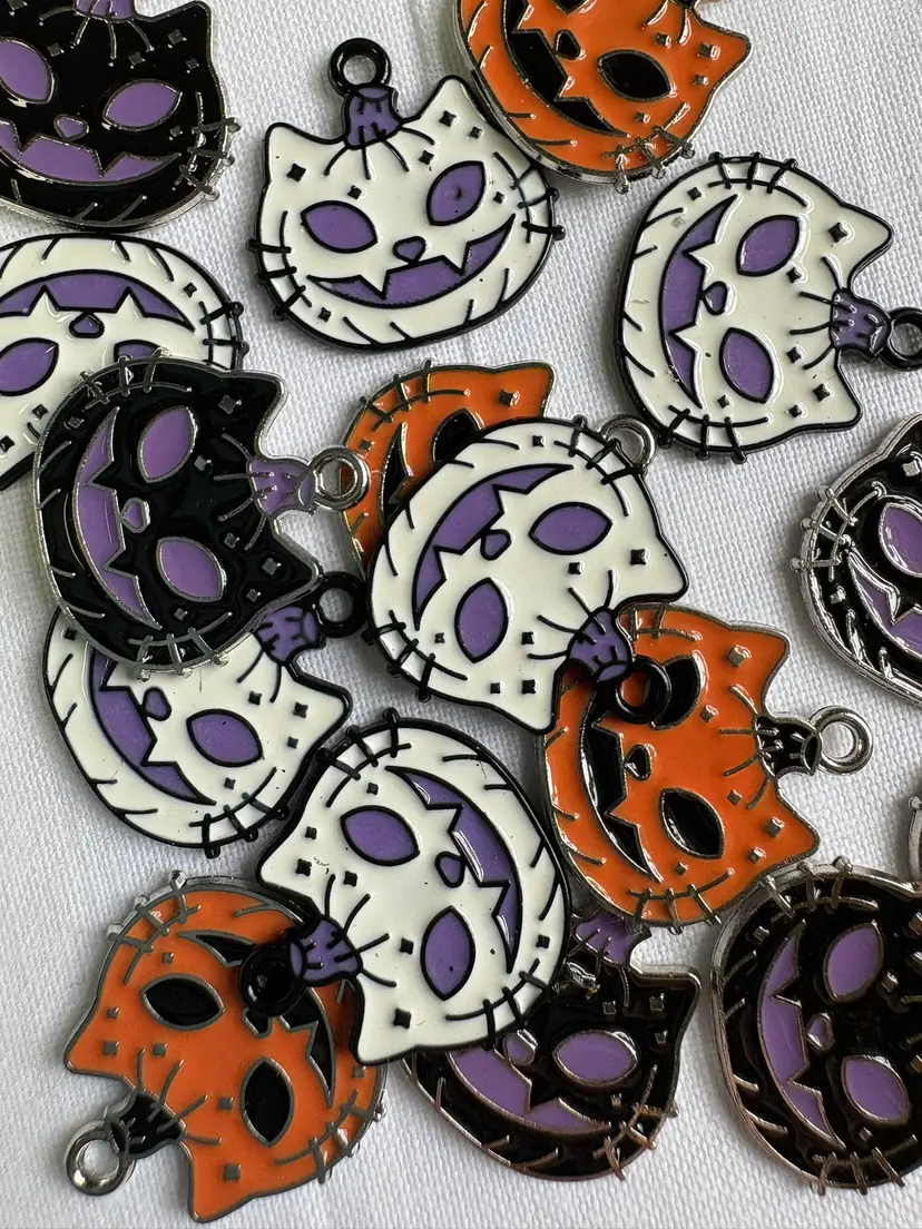 10 Halloween Cat Charms - Enamel and Metal 23mm