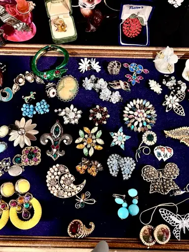 Vintage Jewelry! Lots Of New Brooches! 😍