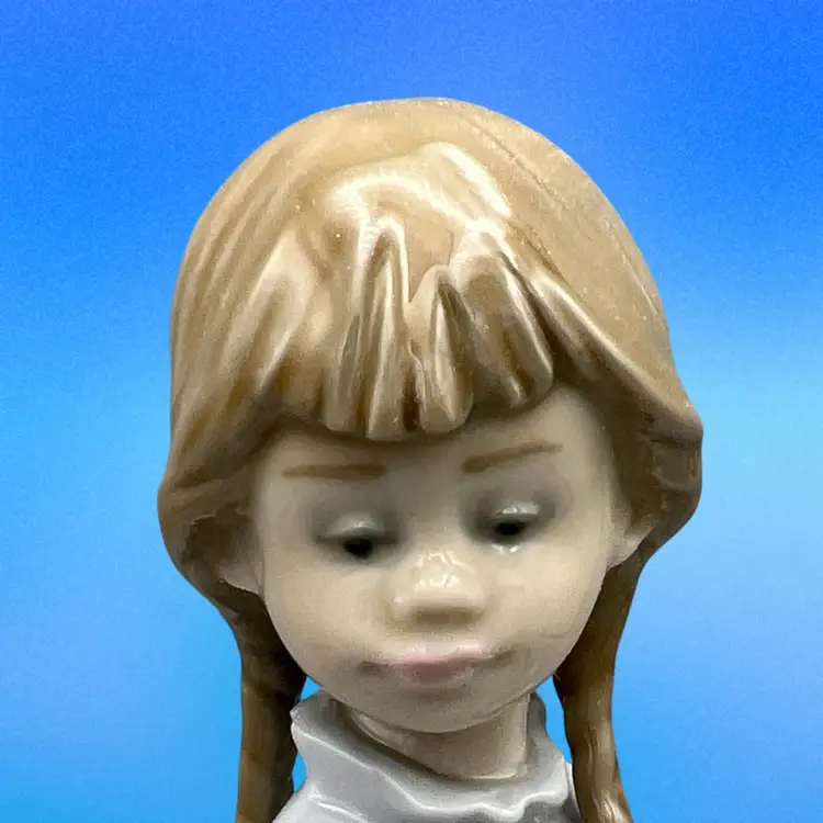 Lladro 7604 School Days Girl With Lunch Box & Flowers No Box 8” Tall