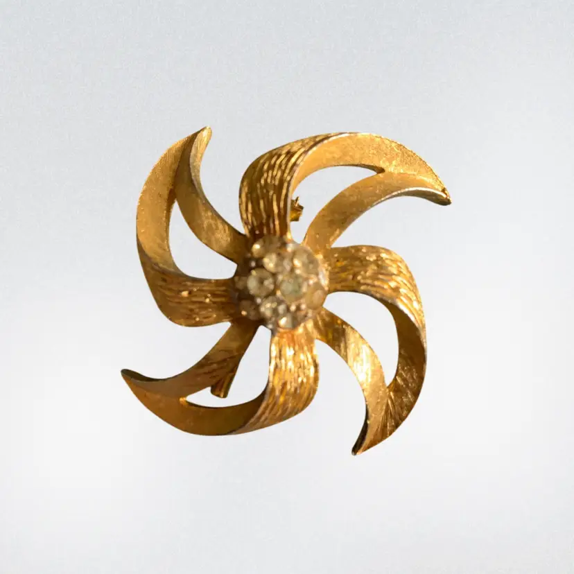 Vintage Swirl Design Brooch With Doomed Center Of Rhinestones