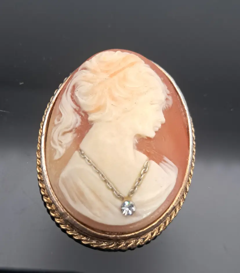 Gorgeous Habille Cameo