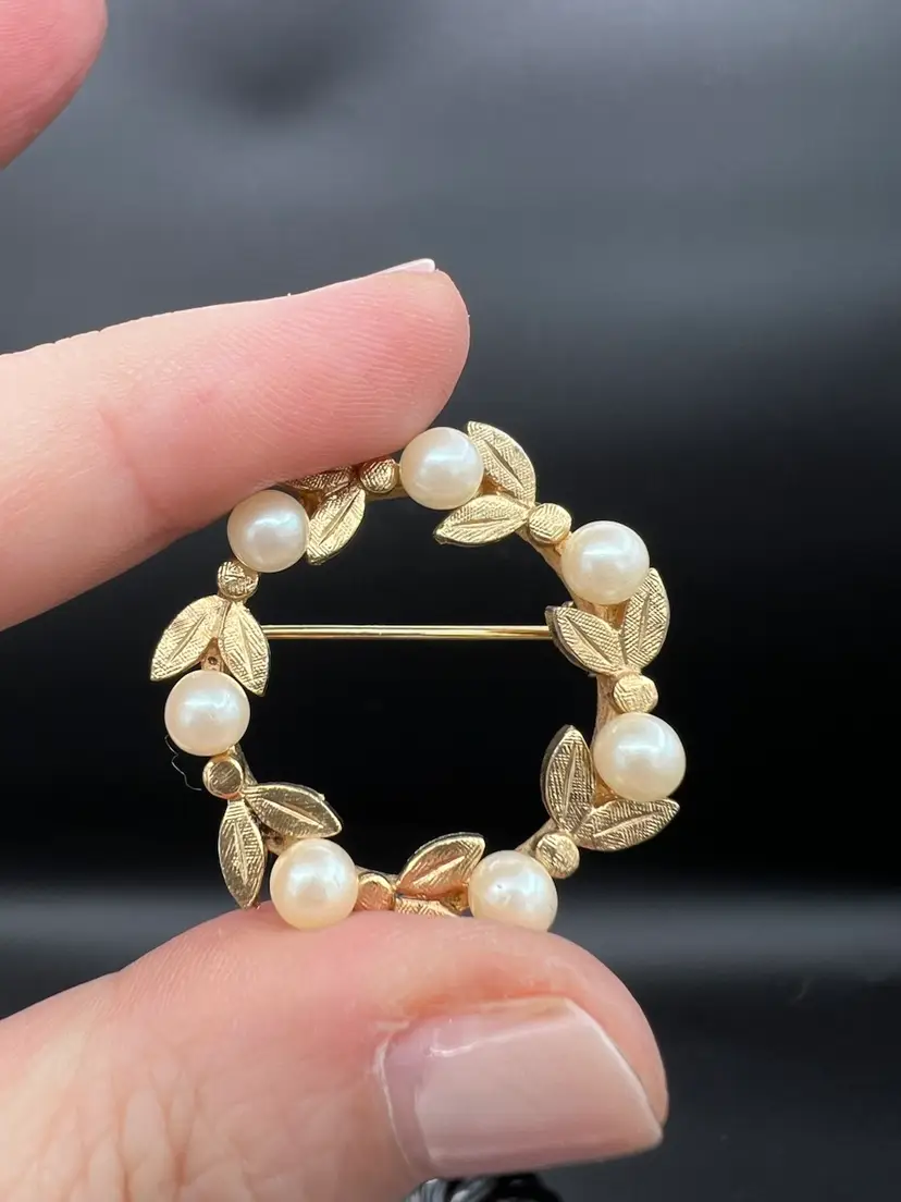 Round Golden Leafs And Faux Pearls Brooch Not Marked