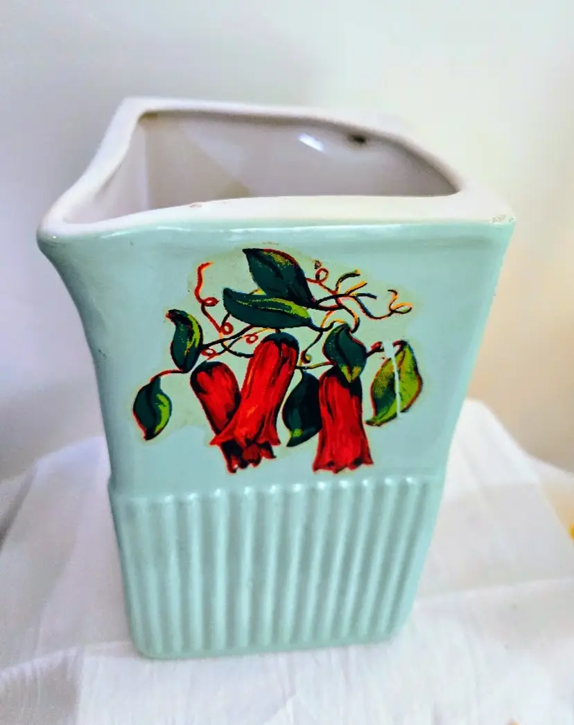 Square Chilean ceramic plantar - Green with flowers marked Fab. Chilena Penco 8"