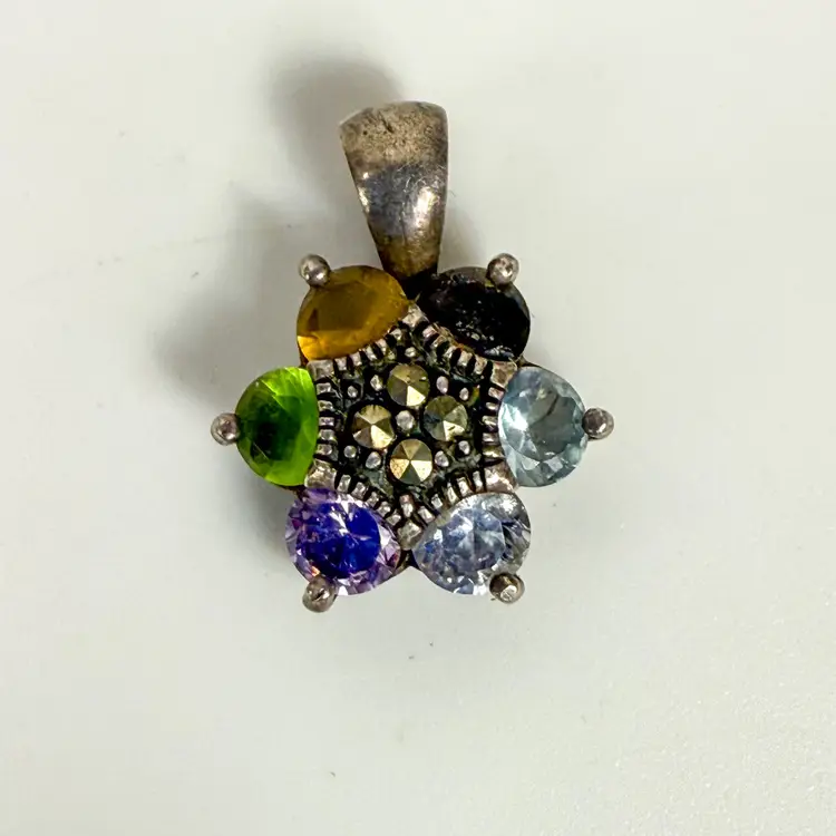 Sterling Silver 6 point star with gemstones 2.28g
