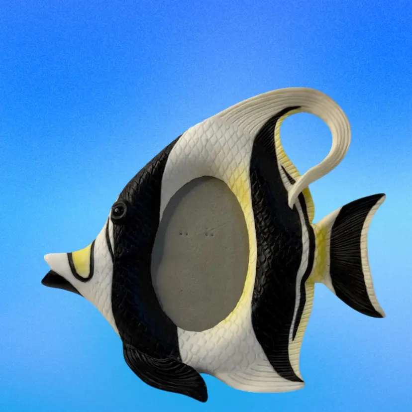 Frameβ’Ology Angel Fish Picture Frame 9x8
Holds 4 1/8β X 2 5/8β Picture Modern Resin White/Yellow/Black