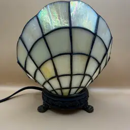Art Deco Tiffany Style Iridescent Cream Stained Glass Scalloped Shell Boudoir Lamp With Intricate Brass Base 7x6” +5’ Cord