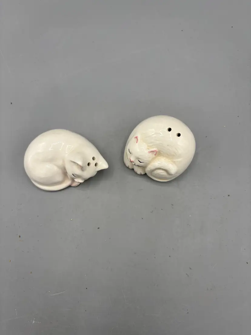 Vintage Sleeping cat salt & pepper